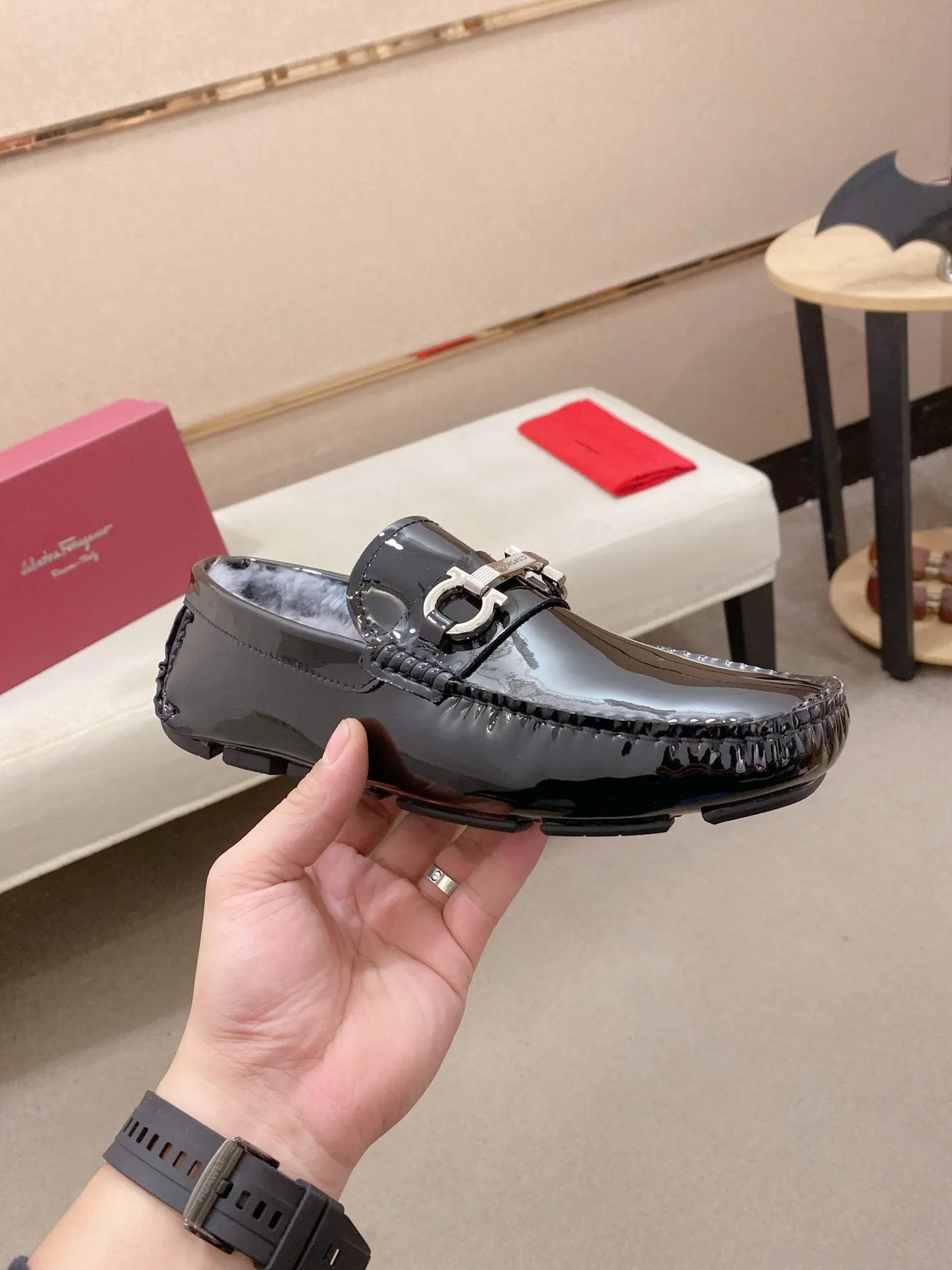 Factory price: 540💰High-end quality! Ferragamo🆕🆕Exclusive hot-selling products in stock🔥🔥New products on the shelves, high-quality Ferragamo men's pea shoes, high-end casual driving shoes, with complete packaging! 💪 💪 Material: imported first-layer cowhide 🐂 + imported high-quality wool lining + wear-resistant outsole 👍🏻👍🏻 Features: high-end and comfortable, purely handmade 🚀 🚀 Create the perfect shoes that suit you best 🔥 🔥 Size: (38-44) 45 standard size can be customized!